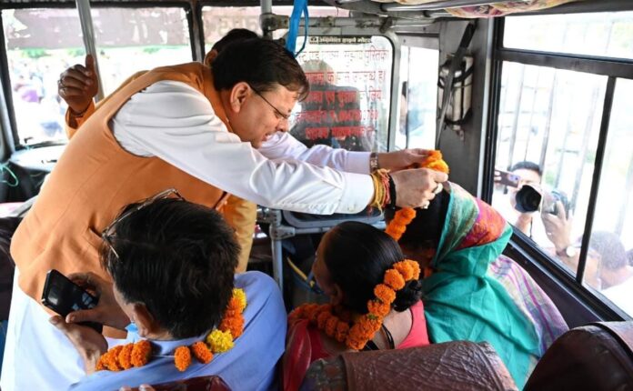 मुख्यमंत्री पुष्कर सिंह धामी ने श्रद्धालुओं के दल को गंगोत्री धाम के लिए किया रवाना