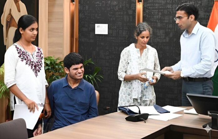 दुखयारी विधवा शोभा को आईसीआईसीआई बैंक ने लौटाए घर के कागजात; परिवार सहित धन्यवाद देने कलेक्टेªट पंहुची शोभा