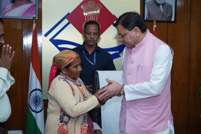 दुर्घटना में मृत उपनल कर्मचारियों के परिजनों को मुख्यमंत्री धामी ने सौंपे 50-50 लाख के सहायता चेक