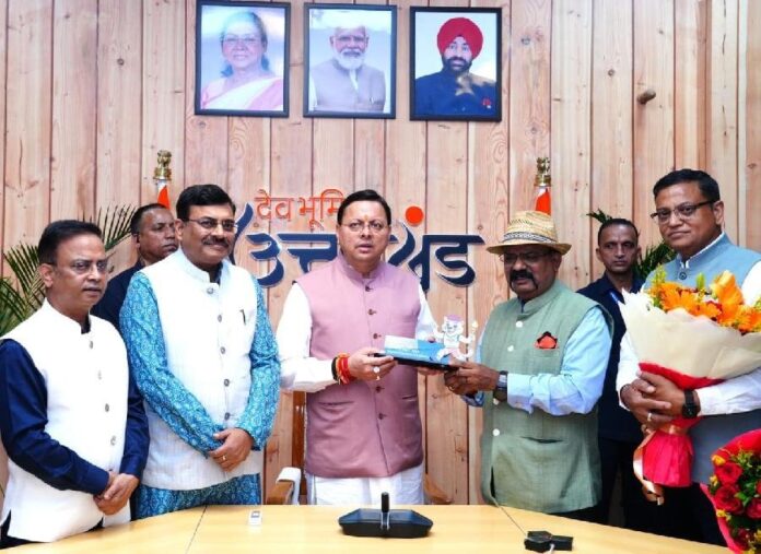 सीएम धामी से मंत्री, विधायक, अधिकारियों और प्रदेशभर से आए लोगों ने की भेंट; दीं दीपावली की शुभकामनाएं