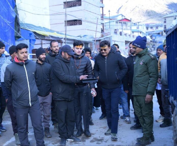 मुख्य सचिव आनन्द बर्द्धन ने केदारनाथ यात्रा व्यवस्थाओं का लिया जायजा, पुनर्निर्माण कार्यों और यात्रियों की सुविधाओं का किया निरीक्षण