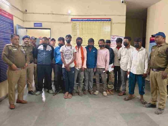सार्वजनिक स्थान पर शराब पीने वालों को दून पुलिस ने सिखाया कानून का पाठ, शराबियों की बारात लेकर फिर थाने पहुँची दून पुलिस की वाहन सेवा