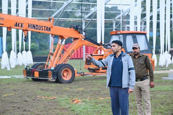 प्रधानमंत्री के कार्यक्रम की तैयारियों का जायजा लेने सुबह 5:30 बजे कार्यक्रम स्थल एफआरआई पहुंचे डीएम सविन