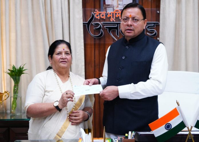 मुख्यमंत्री राहत कोष के लिए पर्वतारोही बछेंद्री पाल ने प्रदान किया 10 लाख का चेक