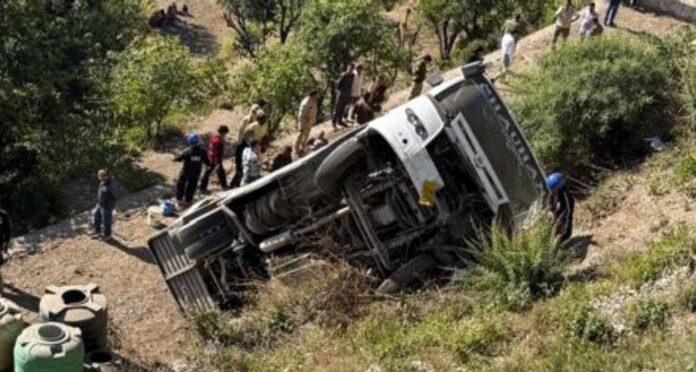 दर्दनाक सड़क हादसा बस खाई में गिरी 30 से 35 लोगों बताई जा रहे थे बस में सवार पांच की घटना स्थल पर मौत