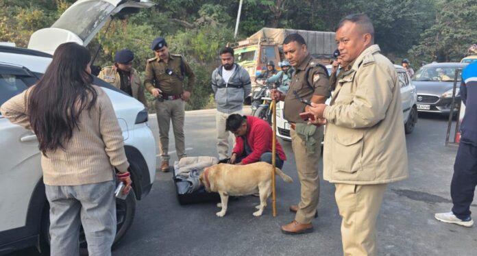 आमजन की सुरक्षा दून पुलिस की सर्वोच्च प्राथमिकता एसएसपी देहरादून के निर्देशों पर जनपद में नगर से देहात तक लगातार चल रहा पुलिस का सघन चैकिंग अभियान