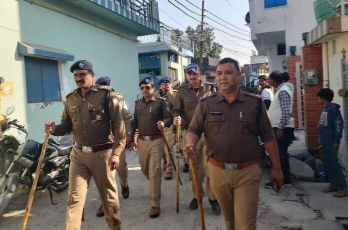 पुलिस द्वारा पीएसी बल के साथ डालनवाला क्षेत्र में किया फ्लैग मार्च