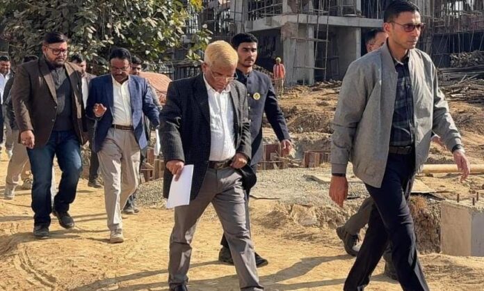 निर्माणाधीन ग्रीन बिल्डिंग पंहुचे डीएम; कार्यों का किया निरीक्षण; धीमी प्रगति पर कार्यदायी संस्था के अधिकारियों को फटकार;