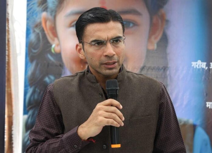 डीएम के निर्देश पर जिले के जनसेवा केंद्रों पर छापेमारी जारी; ऋषिकेश में जन सेवा केंद्र पर जिला प्रशासन ने लगाया ताला; किया सील