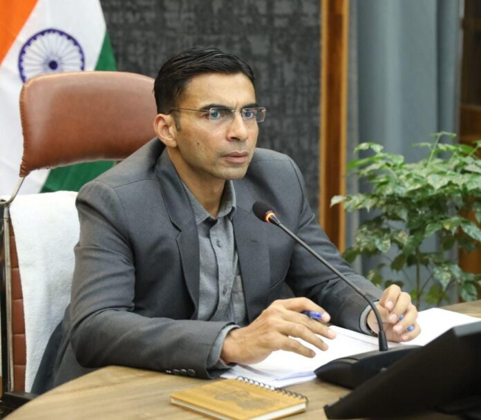 मुख्यमंत्री घोषणाएं प्राथमिकता-डीएम सविन बंसल ने विभागों को चेतायाः लापरवाही हरगिज बर्दाश्त नहीं