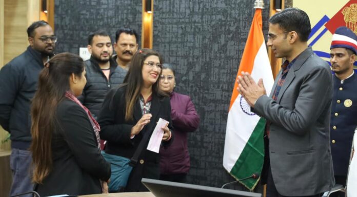 बैंक ऑफ बड़ौदा की मनमानी; पर जिला प्रशासन का डंडा; बुजुर्ग विधवा कमलेश व असहाय पुत्री को मिला न्याय