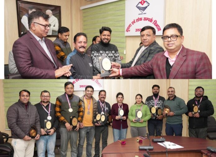 सूचना कर्मचारी संघ द्वारा आयोजित की गई इंडोर खेल प्रतियोगिता विजेता प्रतिभागियों को महानिदेशक सूचना ने प्रदान किये पुरस्कार