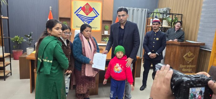 पति की मृत्यु उपरांत आनपड़ी 3 बच्चों की जिम्मेदारी बैंक अकाउंट में मात्र ₹500; और सिर पर भारी भरकम लाखों का कर्ज़; जिला प्रशासन ने सीएसआर फंड से चुकाया विधवा शांति का कर्ज़