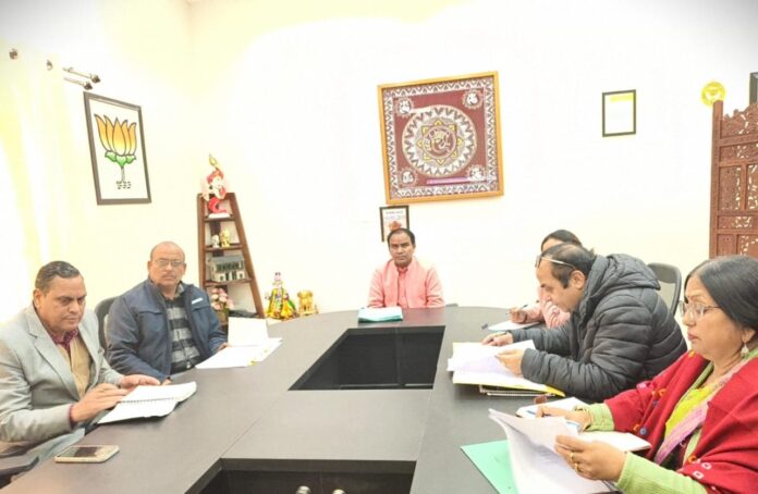 विद्यालयों में सुनिश्चित हों मूलभूत सुविधाएं: डॉ धन सिंह रावत