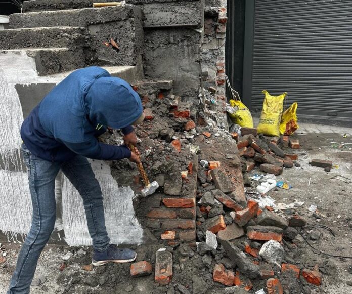 देहरादून शहर को अतिक्रमण मुक्त बनाने की दिशा में एमडीडीए की सख़्त कार्रवाई, अवैध रूप से निर्मित सीढ़ियों को किया ध्वस्त