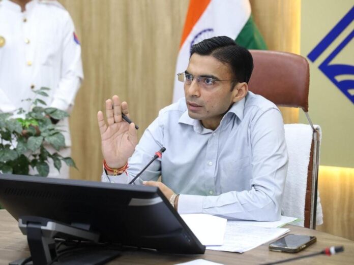 अवैध वसूली; भ्रष्टाचार की शिकायत पर डीएम का सख्त एक्शन; पटवारी निलंबित,