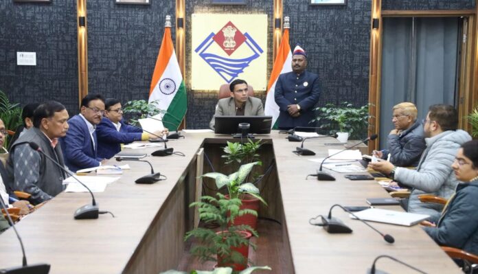 ग्रीन बिल्डिंग की सुस्त रफ्तार पर भड़के डीएम सविन, अधिकारियों को लगाई फटकार,