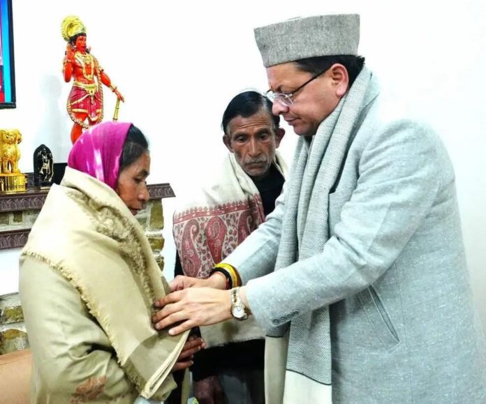 अंकिता भंडारी के पिता वीरेंद्र सिंह भंडारी व माता सोनी देवी से सीएम ने की मुलाकात