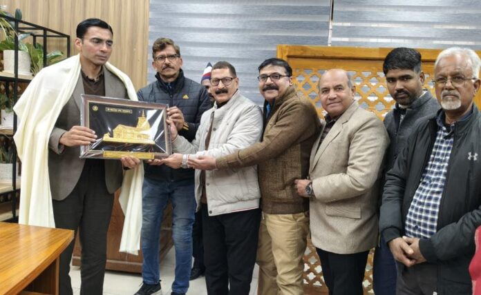 डीएम को उत्कृष्ट सेवा कार्यों के लिए जर्नलिस्ट यूनियन ने किया सम्मानित