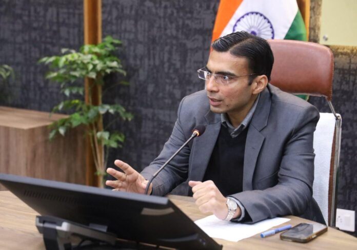 सेखी बगारने लिए रखे गए मानक से अधिक शस्त्र; ऐसे शस्त्र धारकों पर जिला प्रशासन का कड़ा प्रहार लाईसेंस निरस्त