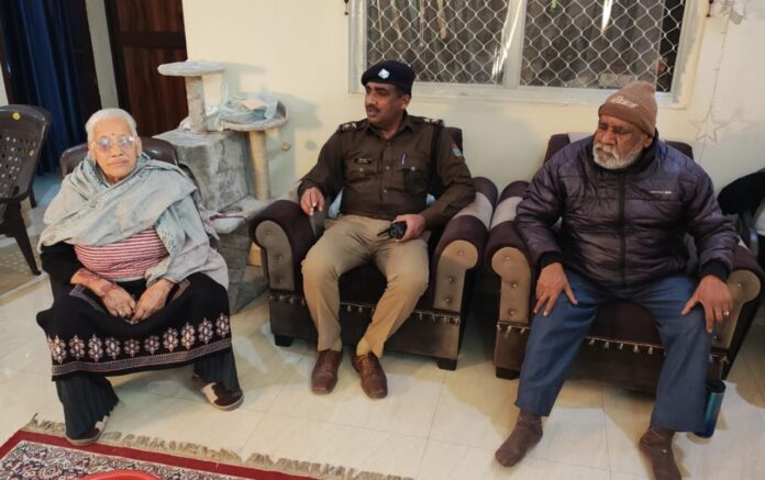 एसएसपी दून के निर्देशो पर पुलिस द्वारा अकेले निवास कर रहे सीनियर सिटीजनों से मुलाकात कर ली गई उनकी कुशल क्षेम