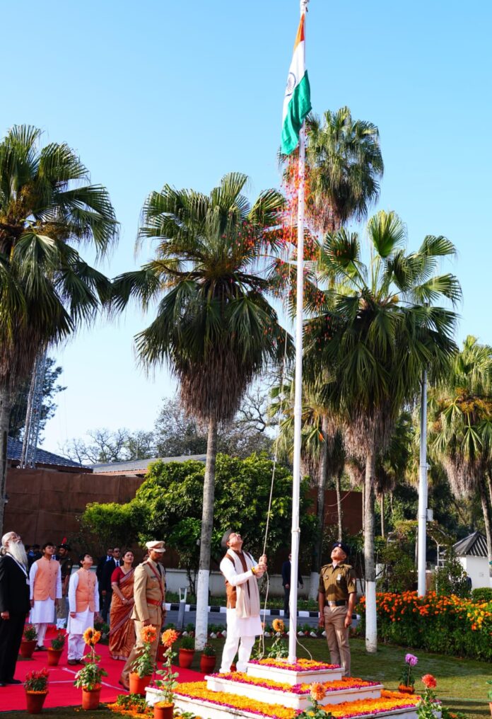 मुख्यमंत्री पुष्कर सिंह धामी ने 77वें गणतंत्र दिवस के अवसर पर मुख्यमंत्री आवास में राष्ट्रीय ध्वज फहराया इस अवसर पर उन्होंने सभी को संविधान की उद्देशिका की शपथ भी दिलाई