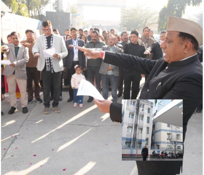 गणतंत्र दिवस के अवसर पर सूचना महानिदेशक बंशीधर तिवारी ने सूचना भवन परिसर में राष्ट्रीय ध्वज फहराया इस अवसर पर उन्होंने उपस्थित अधिकारियों एवं कर्मचारियों को संविधान के प्रति निष्ठा, एकता और अखंडता बनाए रखने की शपथ भी दिलाई