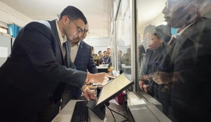 डीएम का औचक निरीक्षण, सब रजिस्ट्रार कार्यालय ऋषिकेश में गंभीर अनियमितताएं उजागर; कड़ा एक्शन तय