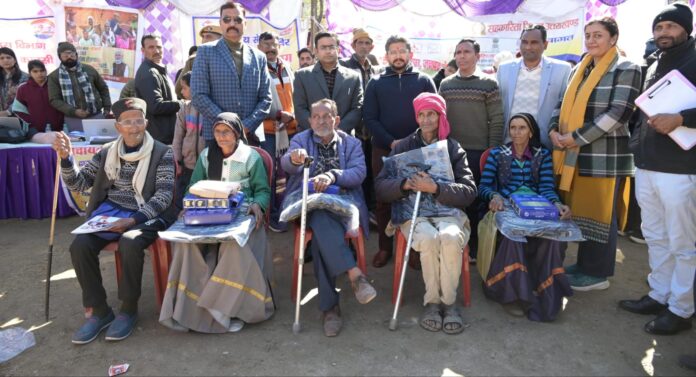 सरकार आपके द्वारः सुदूरवर्ती न्याय पंचायत कोटी में अपर सचिव व सीडीओ ने सुनी जन समस्याएं,