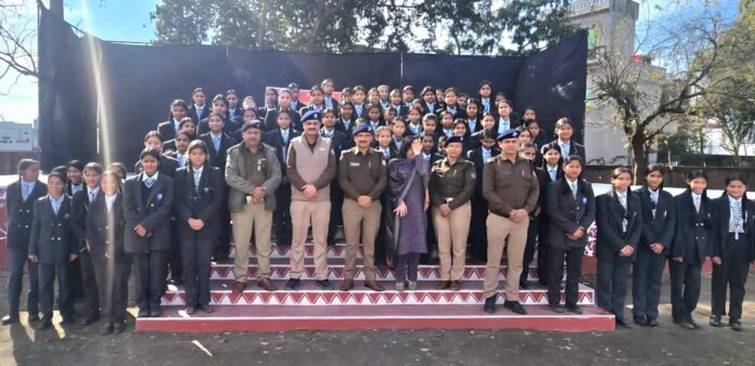 एसएसपी देहरादून के निर्देश पर चली दून पुलिस की पाठशाला जन जागरूकता अभियान में छात्र/ छात्राओं सहित अध्यापको ने किया प्रतिभाग