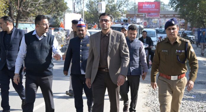 सार्वजनिक परियोजनाओं की जमीनी हकीकत परखने, क्यूआरटी संग सड़कों पर उतरे डीएम सविन