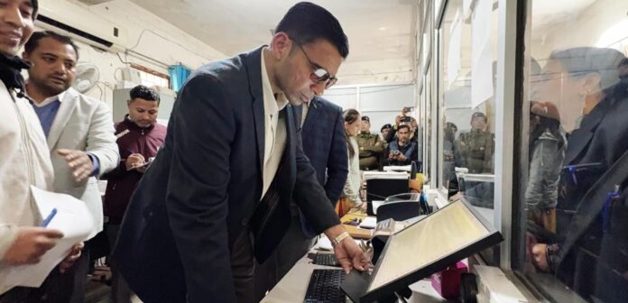 डीएम के औचक निरीक्षण में खुला, सब रजिस्टार कार्यालय में वर्षों से चल रहा था करोड़ों का स्टांप चोरी खेल