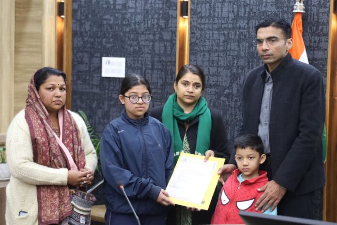 विधवा शांति राणा के सिर से जिला प्रशासन ने हटाया कर्ज का भार; सीएसआर फंड से 4 लाख बैंक खाते में हस्तांतरित; मॉं बच्चे हुए भारमुक्त