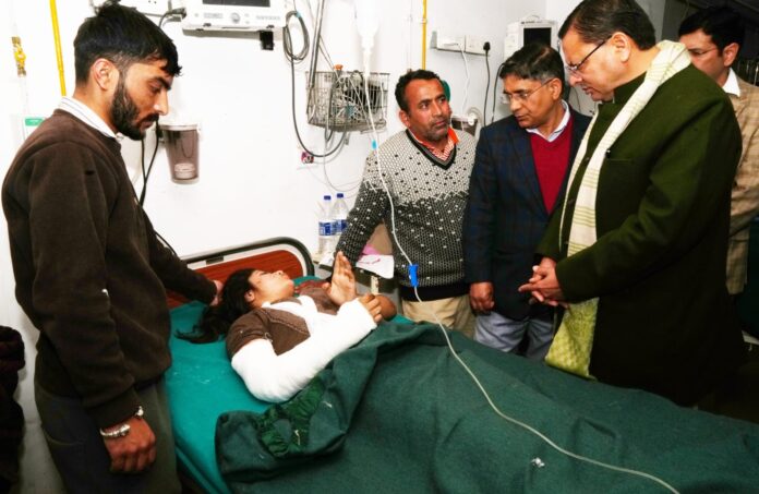क्वानू–मीनस मोटर मार्ग दुर्घटना में घायल यात्रियों का हाल पूछने दून अस्पताल पहुँचे मुख्यमंत्री धामी