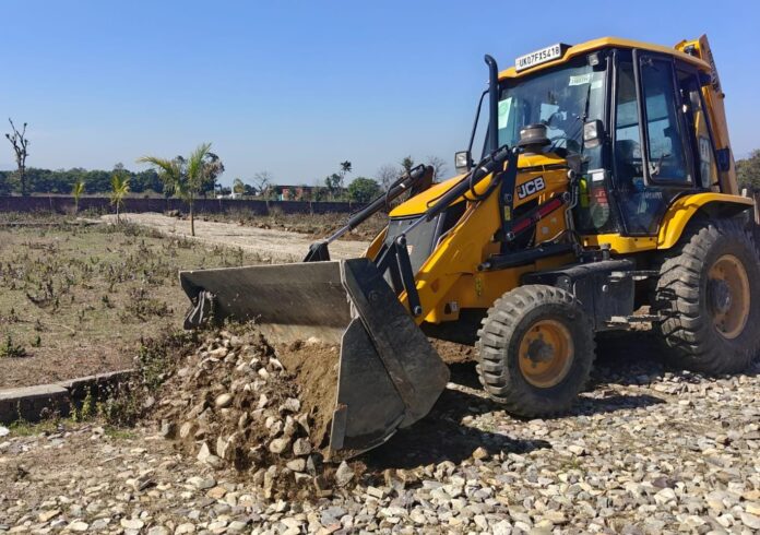 मसूरी–देहरादून विकास प्राधिकरण की सख्ती, 125 बीघा भूमि पर की जा रही अवैध प्लॉटिंग पर चला एमडीडीए का बुलडोजर