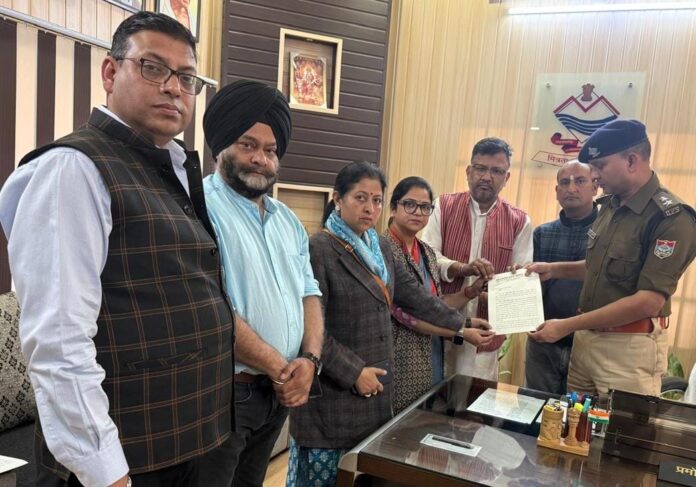 काग्रेस नेताओं के एक प्रतिनिधिमण्डल ने प्रदेश प्रवक्ता डॉ0 प्रतिमा सिंह के नेतृत्व में वरिष्ठ पुलिस अधीक्षक देहरादून से मुलाकात कर उन्हें पूरे प्रकरणों की जानकारी दी तथा दोषियों के खिलाफ मुकदमा दर्ज करते हुए कार्रवाई की मांग की