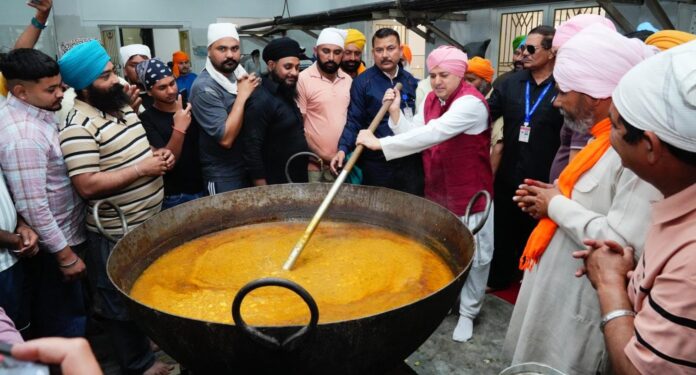 श्रीमहंत देवेन्द्र दास जी महाराजने संगत के साथ दी लंगर सेवा