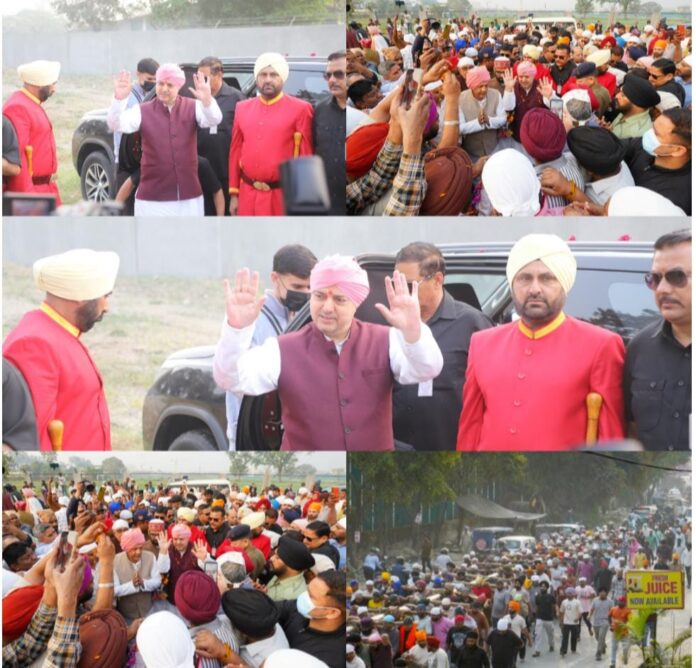 94 फीट ऊंचे नए ध्वजदण्ड को कंधों परउठाकर श्री दरबार साहिब पहुंची संगतें