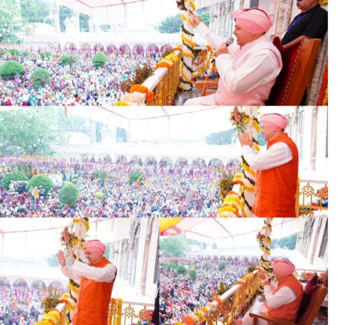 श्री दरबार साहिब में गुरु मंत्र पाकर धन्य धन्य हुई गुरु की प्यारी संगतें