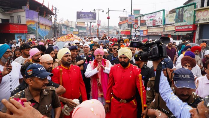 पुष्प वर्षा के साथ नगर परिक्रमा में गूंजेश्री गुरु राम राय जी महाराज के जयकारे