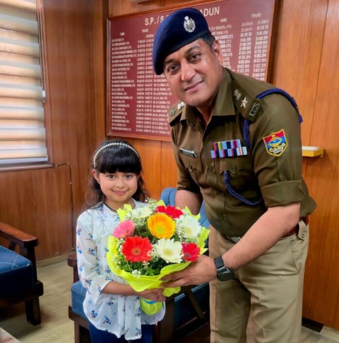 नन्ही मुस्कान और खाकी का सम्मान जब एसएसपी देहरादून से मिलने पहुँची उनकी एक नन्ही प्रशंसक