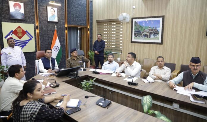 एलपीजी गैस अवैध संग्रहण, कालाबाजारी पर अब सीधे जेल; आवश्यक वस्तु अधिनियम 1955 व बीएनएस के प्राविधानों के अन्तर्गत होगी कार्यवाही, डीएम ने दिए निर्देश