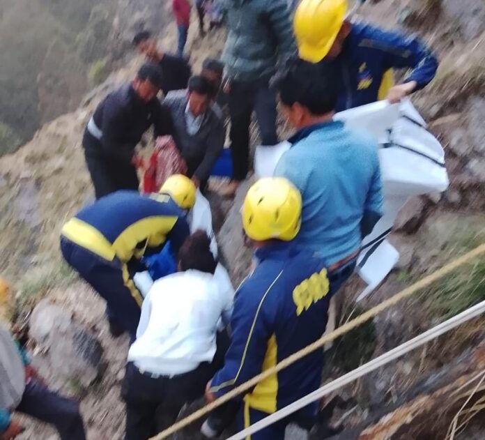 वाहन दुर्घटना 05 लोग घायल, 02 की हुई मृत्यु, SDRF ने चलाया रेस्क्यू अभियान