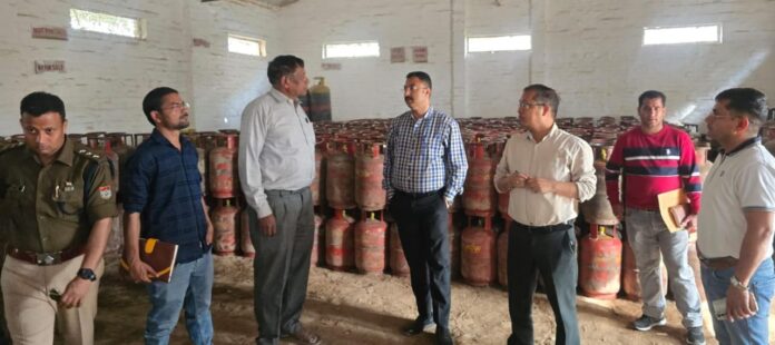 जिला प्रशासन की बड़ी कार्यवाही 17 गैस एजेंसियों, 45 प्रतिष्ठानों; 05 पेट्रोलपम्प का औचक निरीक्षण; 19 गैस सिलेंडर जब्त; गैस की कालाबाजारी में 02 गिरफ्तार; 2 मुकदमें दर्ज