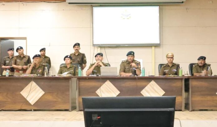 मासिक अपराध गोष्ठी में एसएसपी दून ने दिखाया सख्त रूख