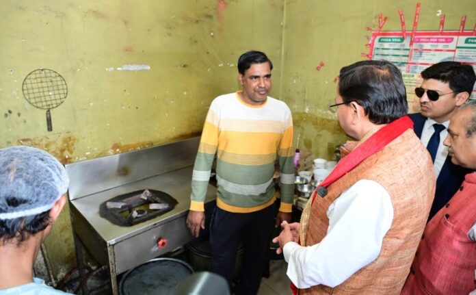 मुख्यमंत्री पुष्कर सिंह धामी ने रेस्टोरेंट में पहुंच लिया गैस आपूर्ति का जायजा