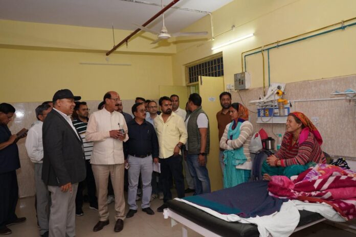 स्वास्थ्य मंत्री सुबोध उनियाल ने आज वीर चन्द्र सिंह गढ़वाली मेडिकल कॉलेज, श्रीनगर गढ़वाल में स्वास्थ्य व्यवस्थाओं का सघन निरीक्षण किया