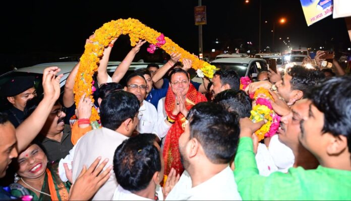 बुलडोजर से भी हुआ भव्य स्वागत, सड़कों पर उमड़ा जनसैलाब