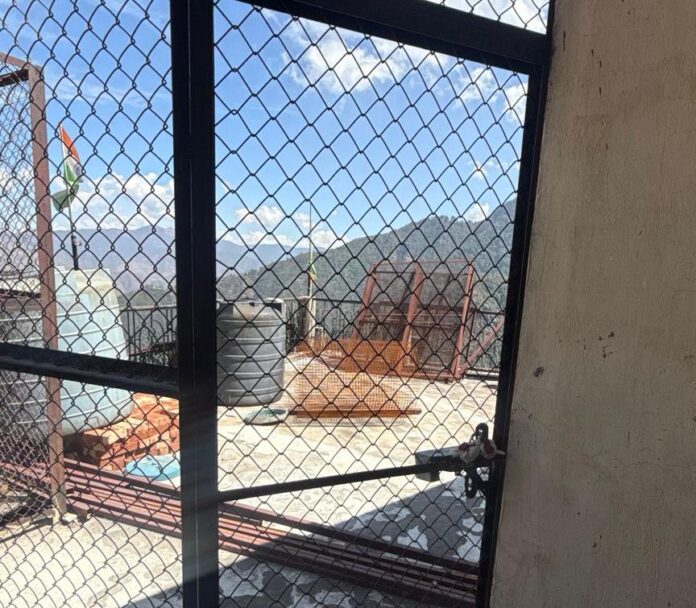 मसूरी में अवैध निर्माण पर एमडीडीए का शिकंजा, कैमल बैंक रोड स्थित भवन सील