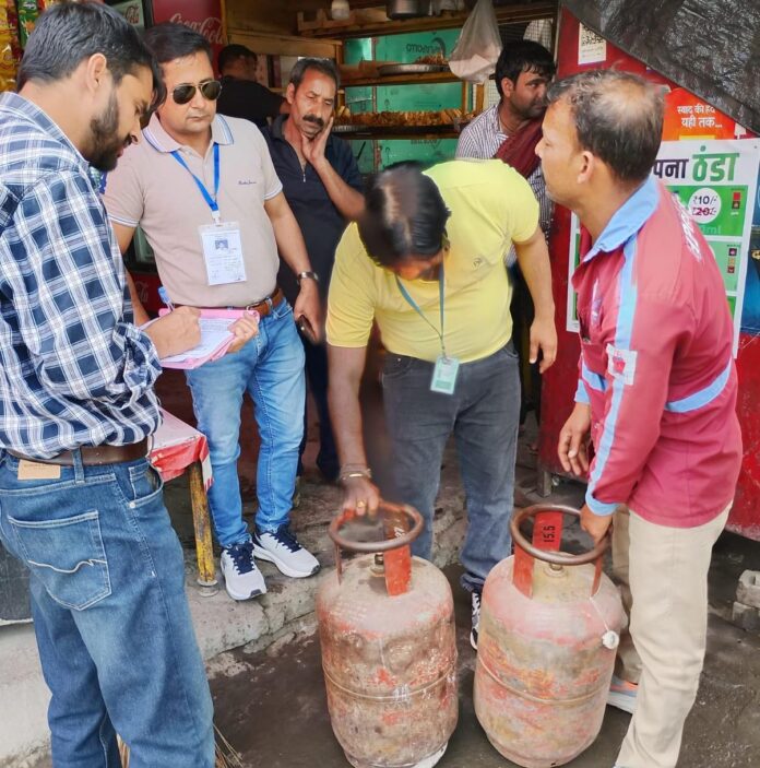 डीएम की क्यूआरटी अलर्ट; घरेलू गैस के व्यावसायिक उपयोग पर 16 सिलेंडर जब्त